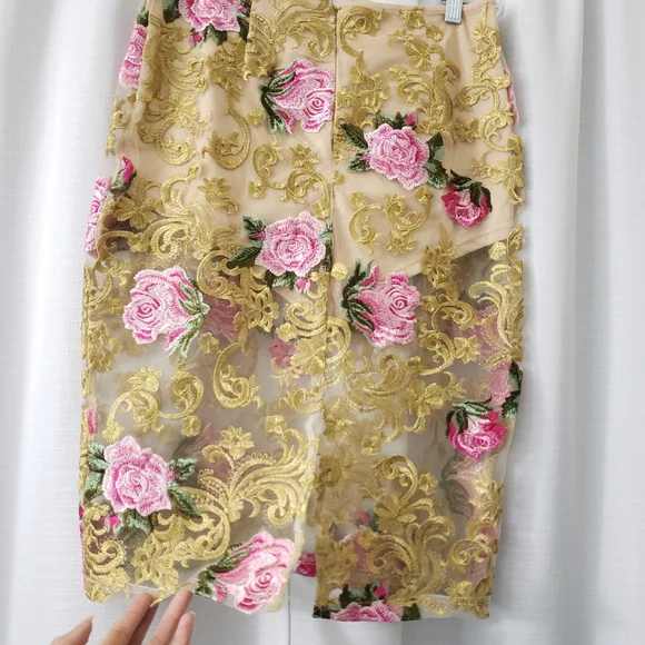 Medium Fashion Nova 2 Piece Set - Gold Lace With Pink Floral Print - Picture 9 of 11